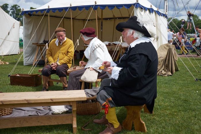 Manservant from the 1640s dressed in black and white.