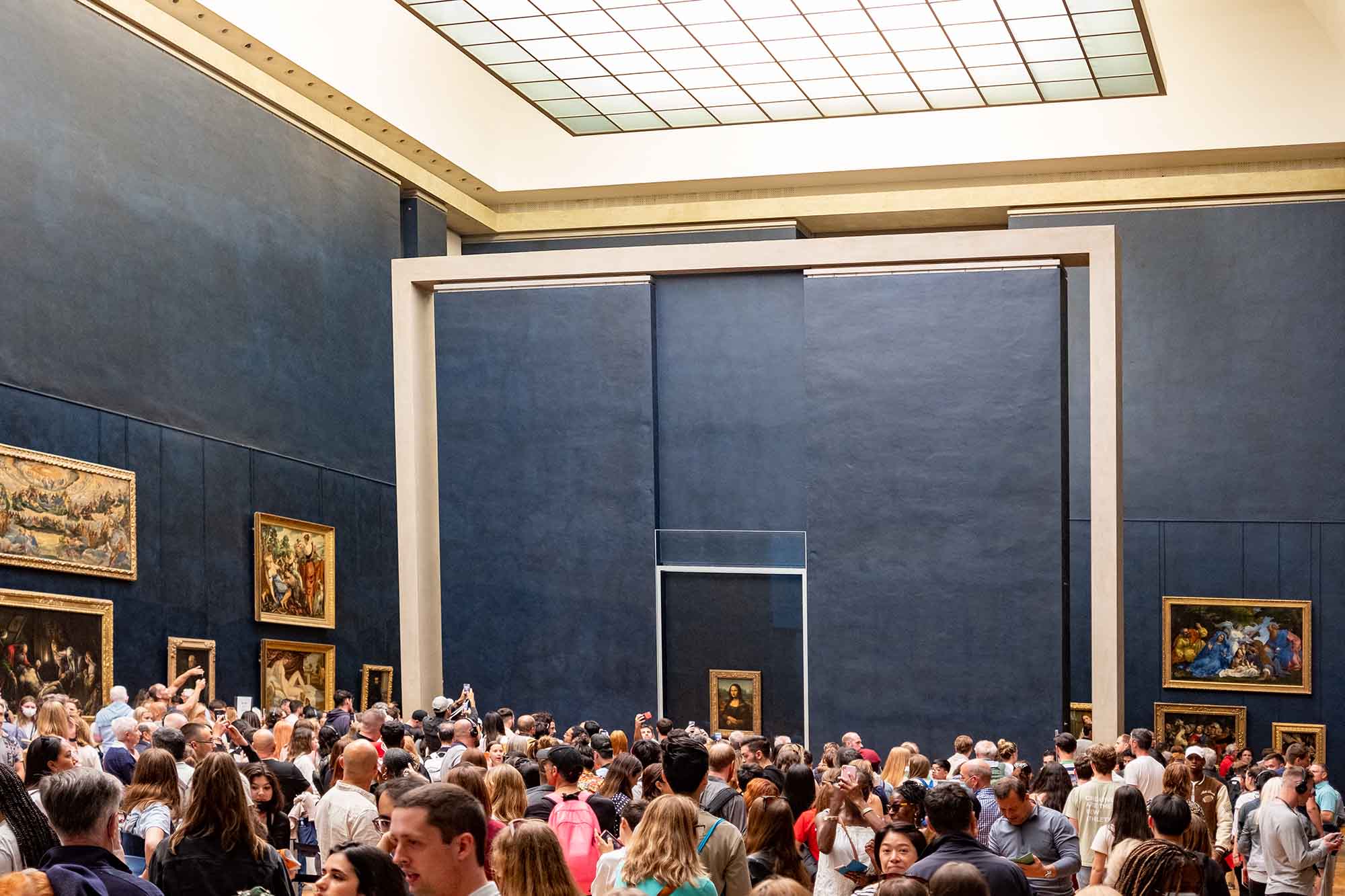 Louvre - room with Mona Lisa and a lot of people